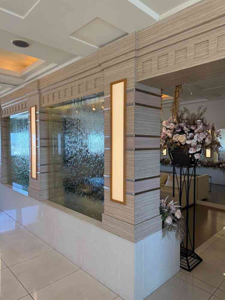 滝と、奥にはソファスペースもありくつろげます。お子さまで、席から離れた場合でも居場所があって良い。