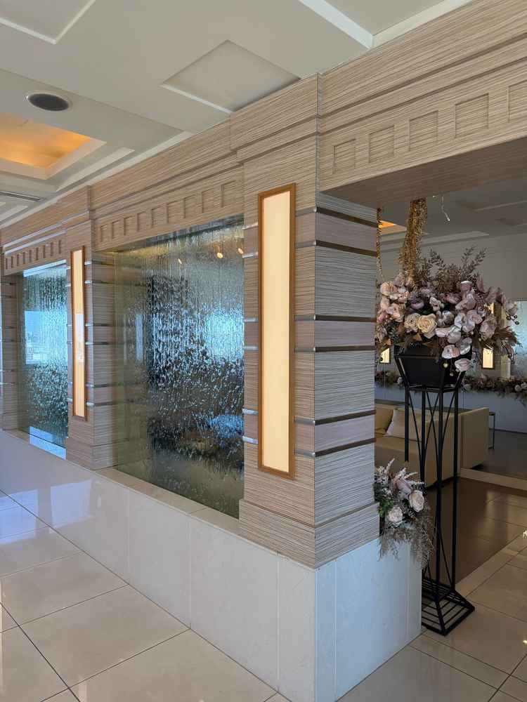 滝と、奥にはソファスペースもありくつろげます。お子さまで、席から離れた場合でも居場所があって良い。