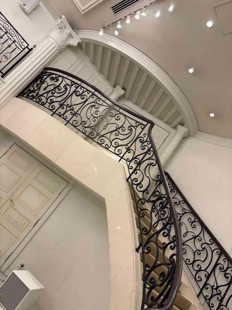 階段から入場出来る披露宴会場。白基調でコーディネート次第で雰囲気がガラリと変わります。