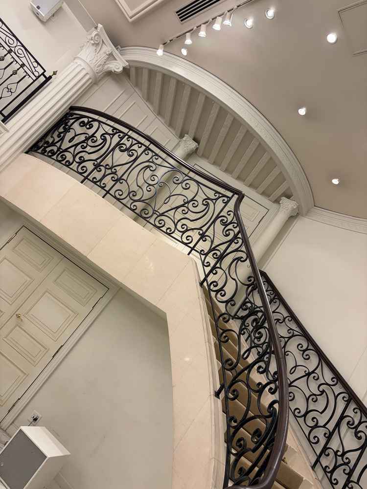 階段から入場出来る披露宴会場。白基調でコーディネート次第で雰囲気がガラリと変わります。