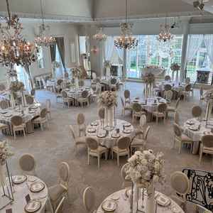 1番大きい披露宴会場（ブローニュフォレスト）の階段から撮った写真。白基調で豪華な披露宴会場だった。