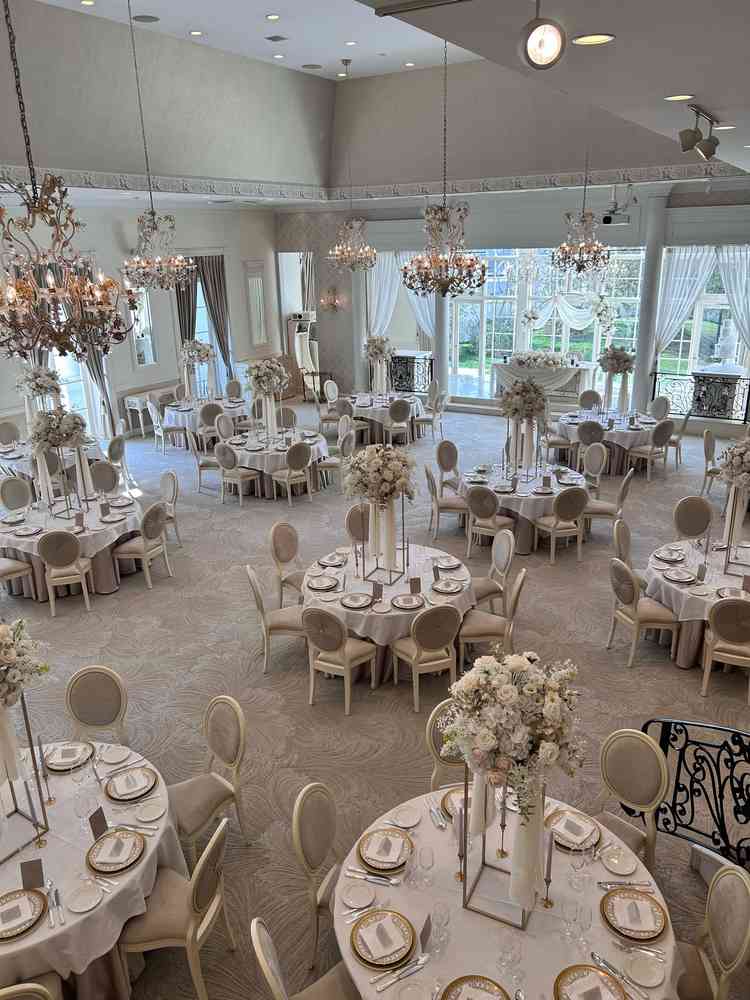 1番大きい披露宴会場（ブローニュフォレスト）の階段から撮った写真。白基調で豪華な披露宴会場だった。