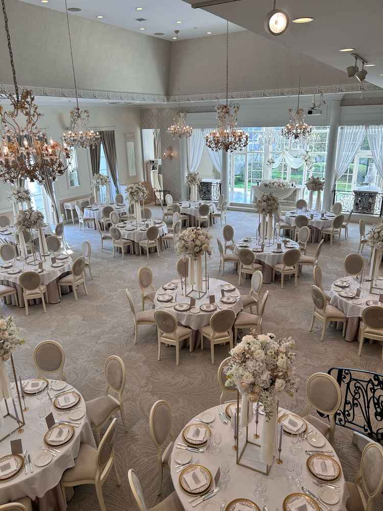 1番大きい披露宴会場（ブローニュフォレスト）の階段から撮った写真。白基調で豪華な披露宴会場だった。