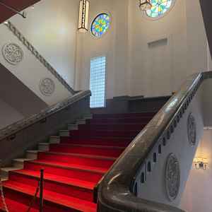 館内の階段です。手すりなどの重厚感と、ステンドグラスのやさしい光が素敵でした。