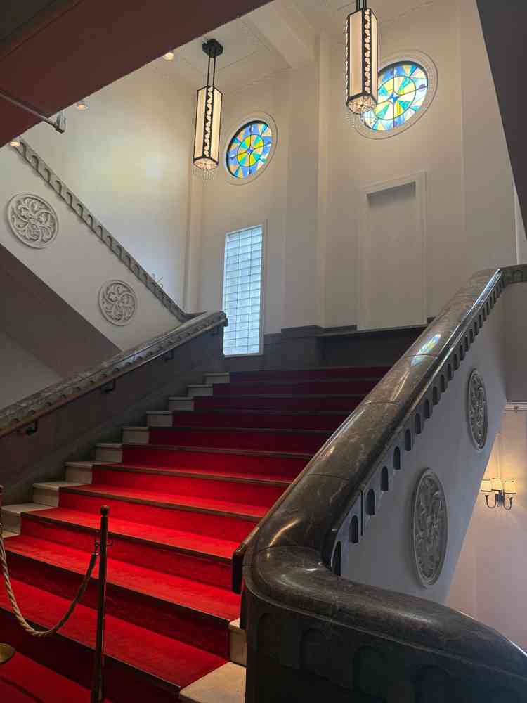 館内の階段です。手すりなどの重厚感と、ステンドグラスのやさしい光が素敵でした。