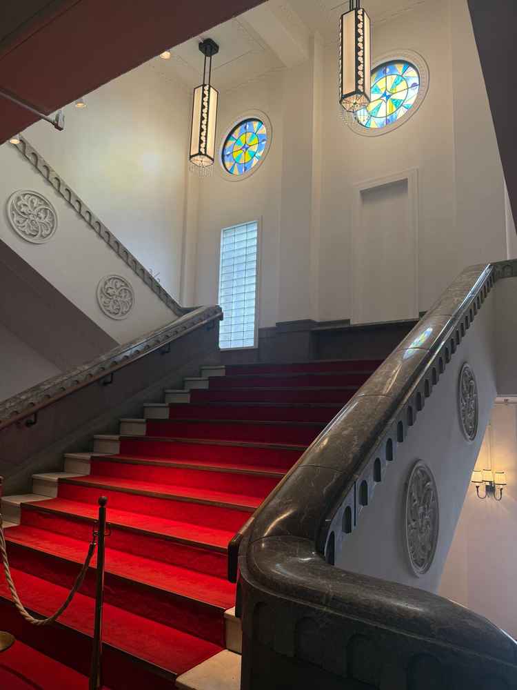 館内の階段です。手すりなどの重厚感と、ステンドグラスのやさしい光が素敵でした。