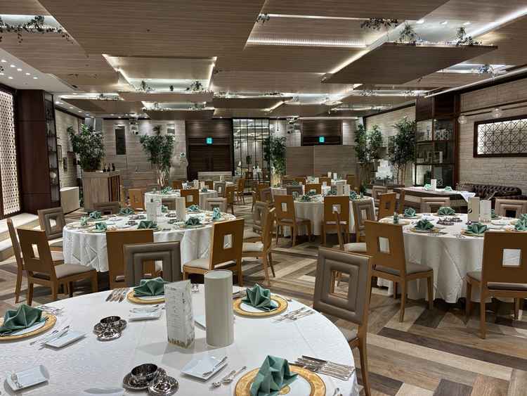 披露宴会場の写真。木目調で統一されていて、落ち着きのある空間でした。