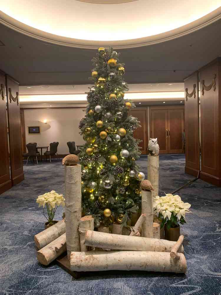 披露宴会場があるフロアにもいくつも装飾があり、ここでも新郎新婦がドレス姿で写真を撮っていた。