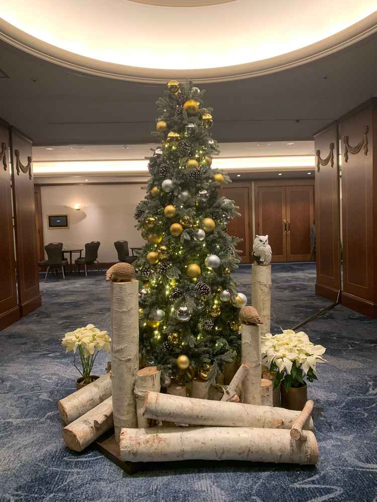 披露宴会場があるフロアにもいくつも装飾があり、ここでも新郎新婦がドレス姿で写真を撮っていた。