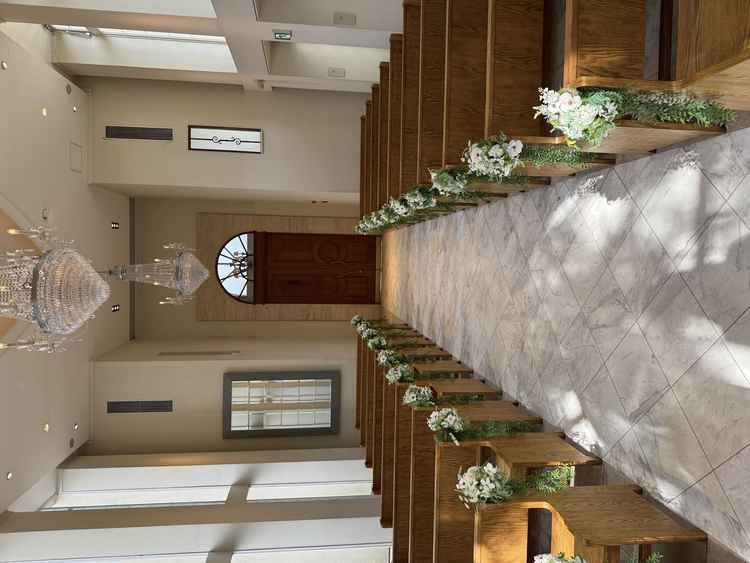 ガーデン挙式日に雨となった際のチャペル内入口側