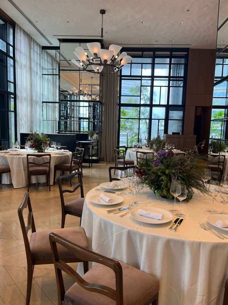 ガラスが使用されていてかっこいい会場