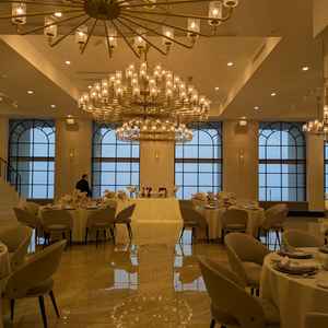 披露宴会場2つ目、とてもキラキラした印象、階段があるのは良かったが自分にとっては少し可愛らしすぎた