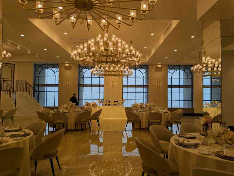 披露宴会場2つ目、とてもキラキラした印象、階段があるのは良かったが自分にとっては少し可愛らしすぎた