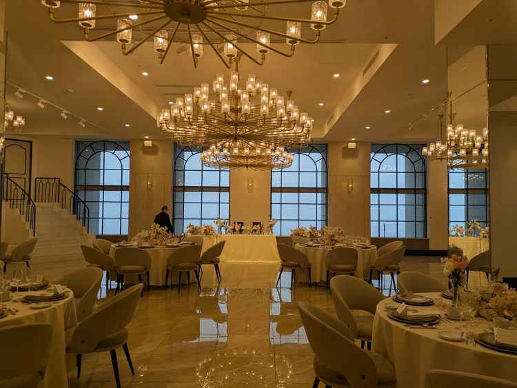 披露宴会場2つ目、とてもキラキラした印象、階段があるのは良かったが自分にとっては少し可愛らしすぎた