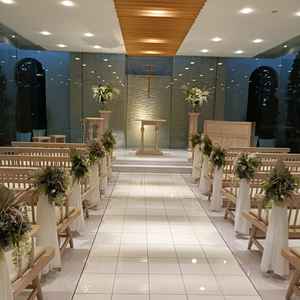 昼間は光が差し夕方は幻想的なチャペルです。披露宴会場のすぐ横でアクセスも良いです。