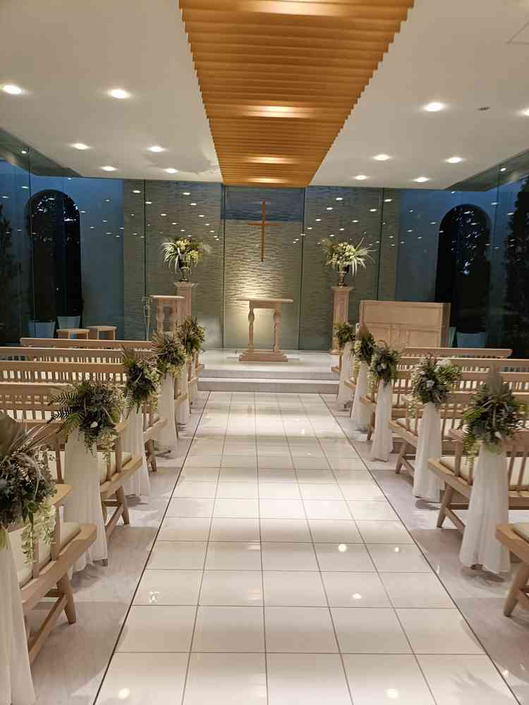 昼間は光が差し夕方は幻想的なチャペルです。披露宴会場のすぐ横でアクセスも良いです。