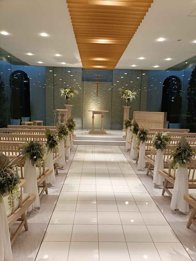 昼間は光が差し夕方は幻想的なチャペルです。披露宴会場のすぐ横でアクセスも良いです。