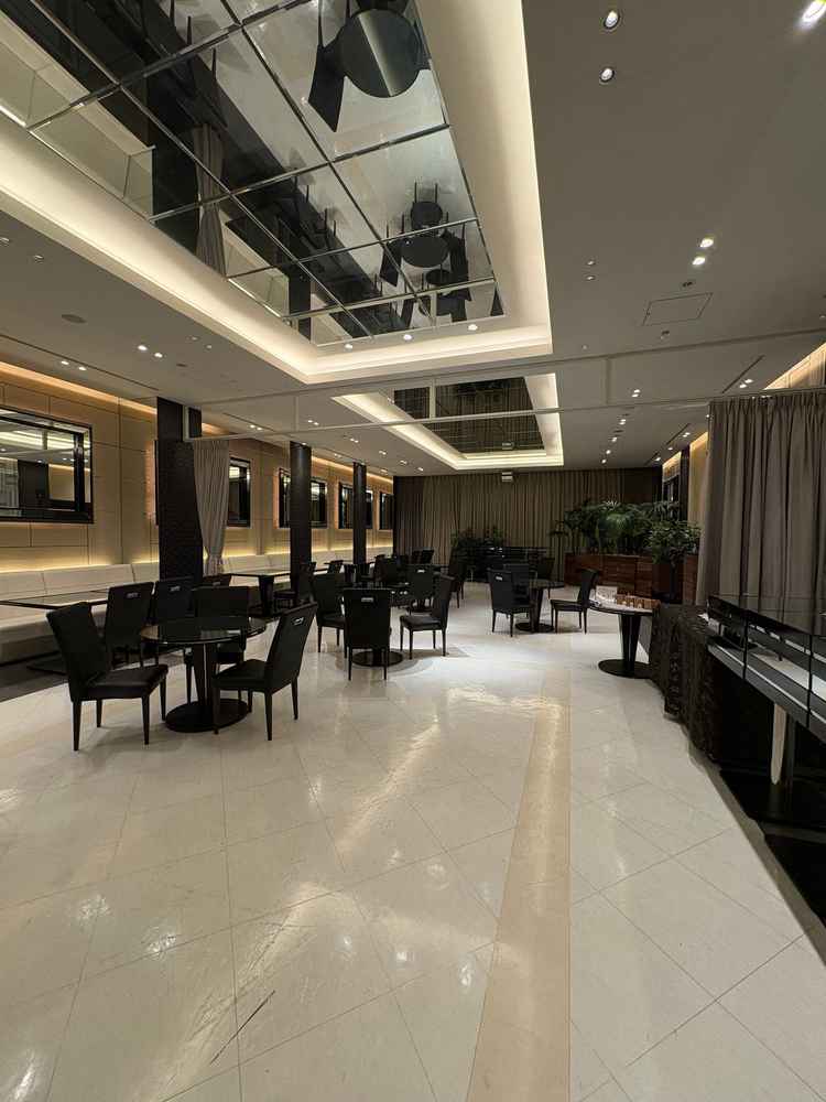 ゲスト待合は良い意味でも悪い意味でもとてもシンプル。好みが分かれるし華やかにするならかなり工夫がいる