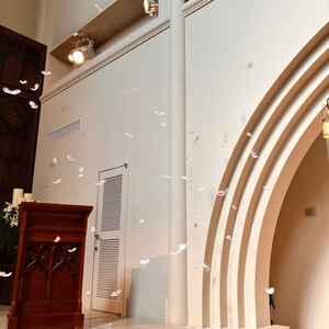 2階があるチャペルのため、羽が舞う演出ができるとのこと。非日常感が更に高まる演出だと感じました。