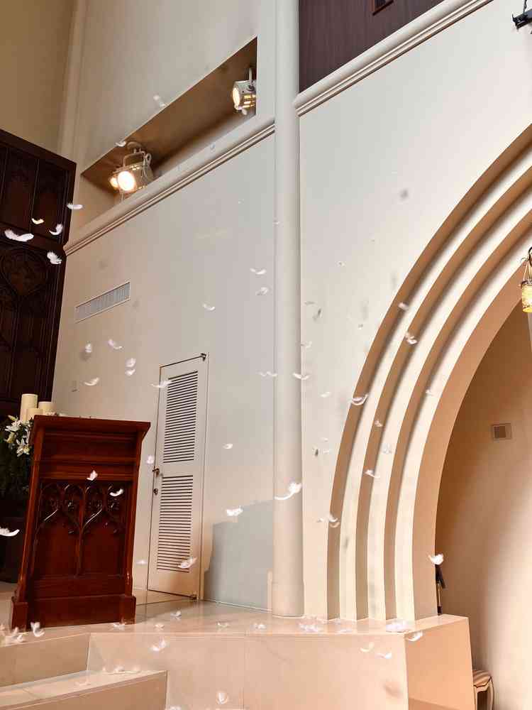 2階があるチャペルのため、羽が舞う演出ができるとのこと。非日常感が更に高まる演出だと感じました。