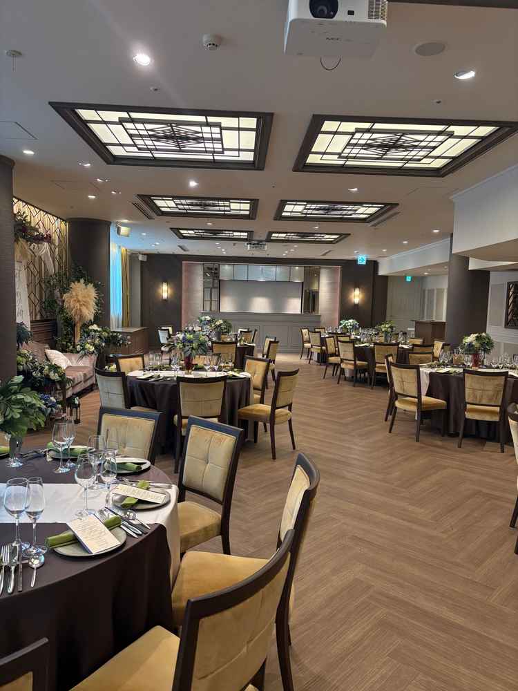 木目調の披露宴会場。ライブキッチンが見え、登場も２ドアいるので演出も自分のこだわりが入れられそう