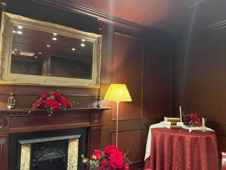 VIPルームの写真。赤のコーディネートが可愛らしい。