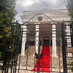 通り沿いから見える大階段