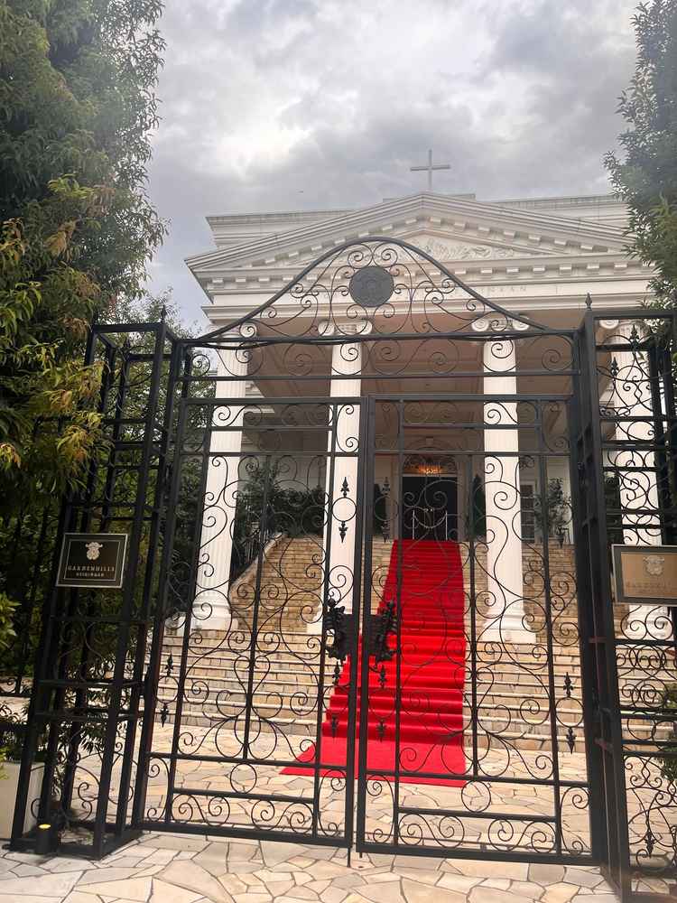 通り沿いから見える大階段