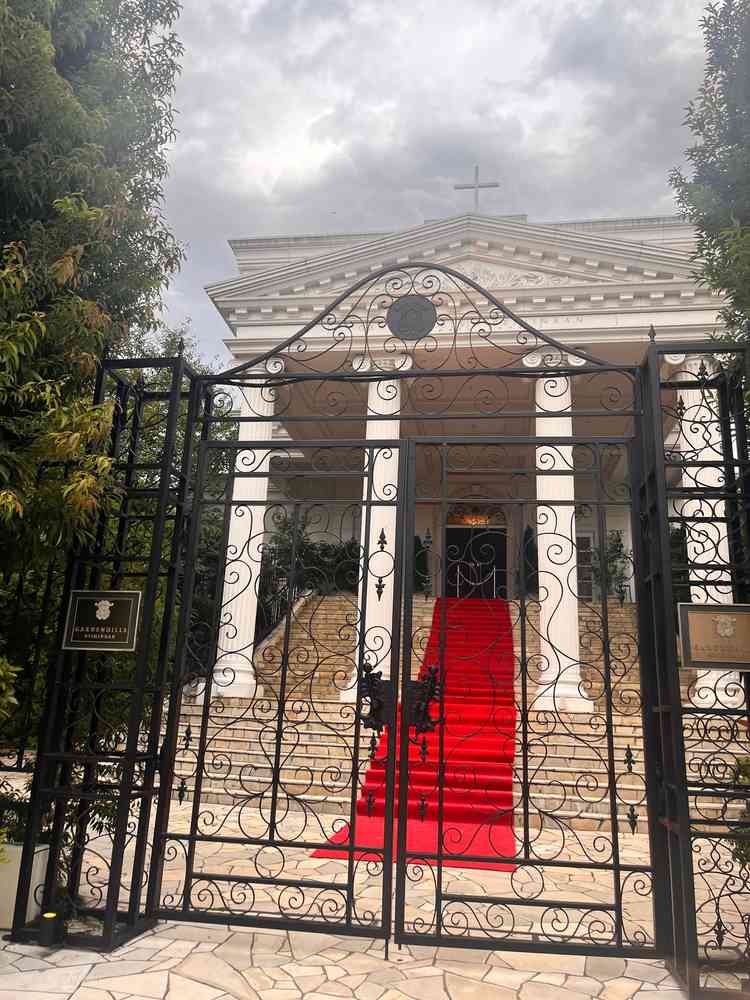 通り沿いから見える大階段