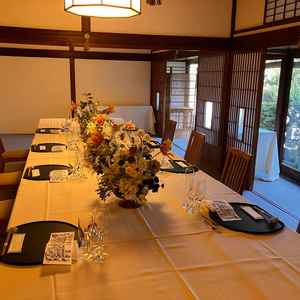 披露宴会場です。窓からは自然も楽しめ、建物の作りが上質なためお花がシンプルでも素敵に仕上がります。