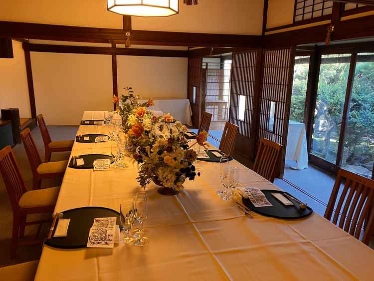 披露宴会場です。窓からは自然も楽しめ、建物の作りが上質なためお花がシンプルでも素敵に仕上がります。