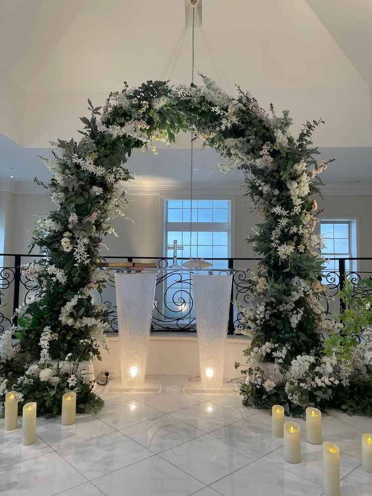 チャペルのメインスペース。天井が高く自然光が当たる。