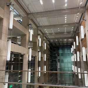 チャペルから出ると吹き抜けの空間が。チャペルの雰囲気と全然違うのも素敵。