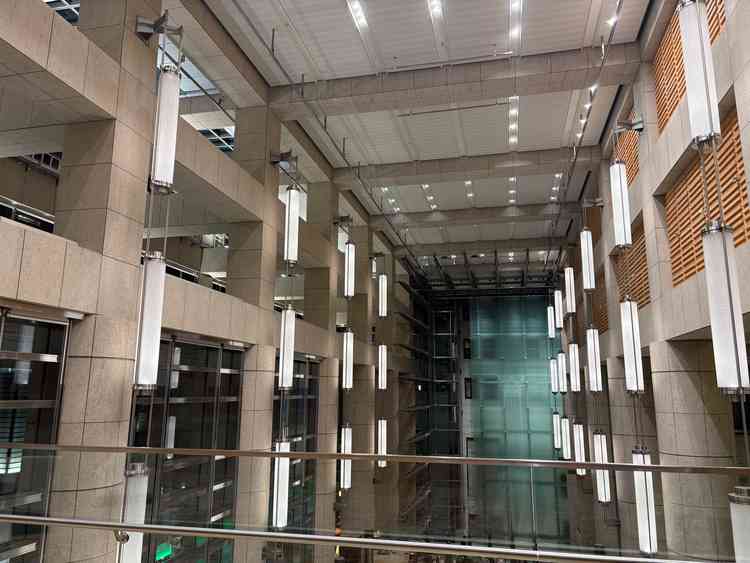 チャペルから出ると吹き抜けの空間が。チャペルの雰囲気と全然違うのも素敵。