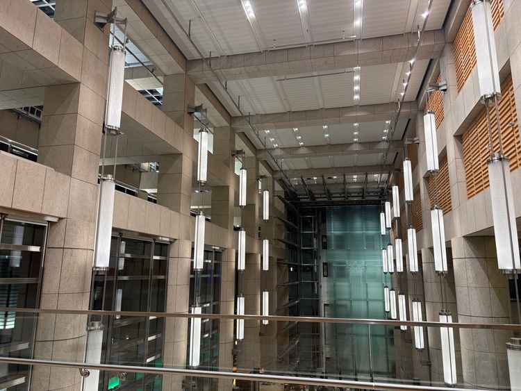 チャペルから出ると吹き抜けの空間が。チャペルの雰囲気と全然違うのも素敵。