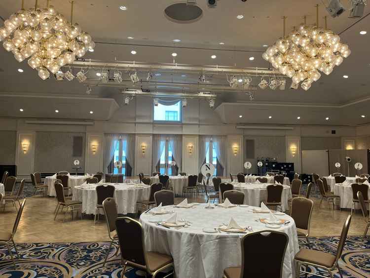 1番大きな披露宴会場。唯一の窓があるお部屋。照明にも強いらしく、プロジェクションマッピングも出来る。