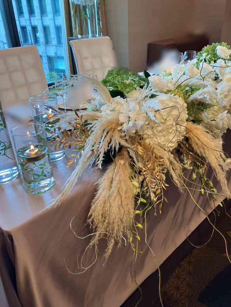 披露宴会場のメイン装飾は、お花のテイストが統一されていてとてもおしゃれでした。