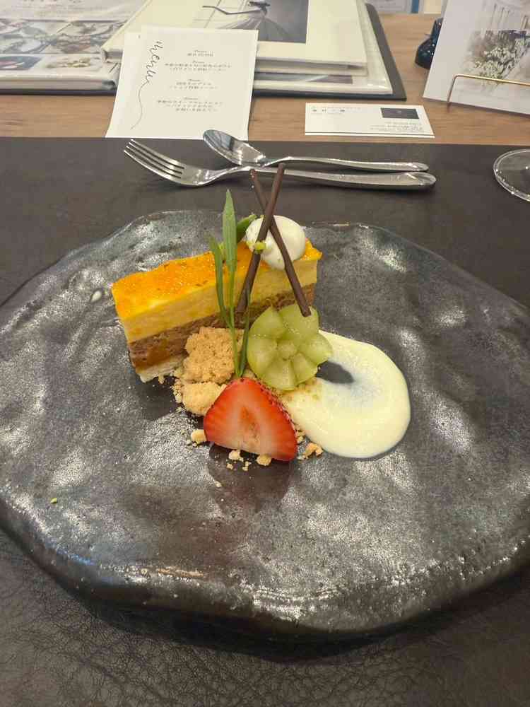 みかんとアールグレイのケーキ。初めての組み合わせでしたが、結構合います。ただ、濃いです。