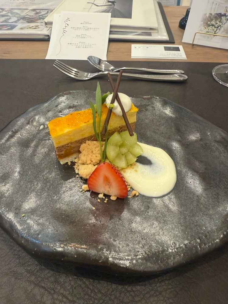 みかんとアールグレイのケーキ。初めての組み合わせでしたが、結構合います。ただ、濃いです。