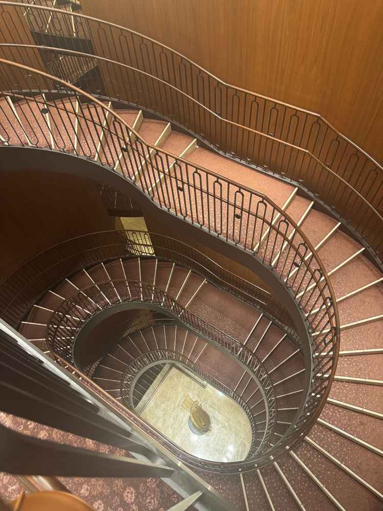 新郎新婦がファーストミートを行う螺旋階段です。