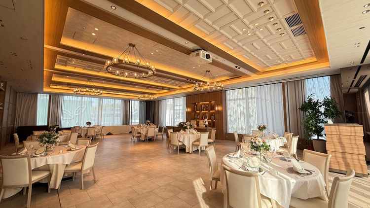 披露宴会場。木と白のデザインで温かみのある会場でした。