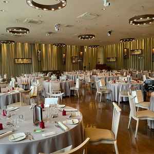 披露宴会場は演出が素晴らしく、なにより、ガーデンとチャペルを見える窓はとても素敵でした！