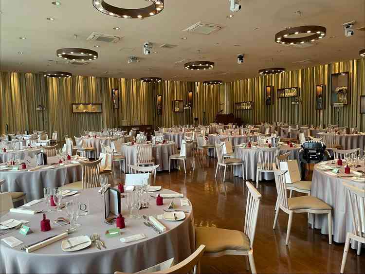 披露宴会場は演出が素晴らしく、なにより、ガーデンとチャペルを見える窓はとても素敵でした！