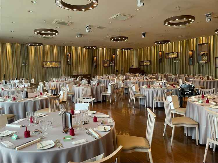 披露宴会場は演出が素晴らしく、なにより、ガーデンとチャペルを見える窓はとても素敵でした！