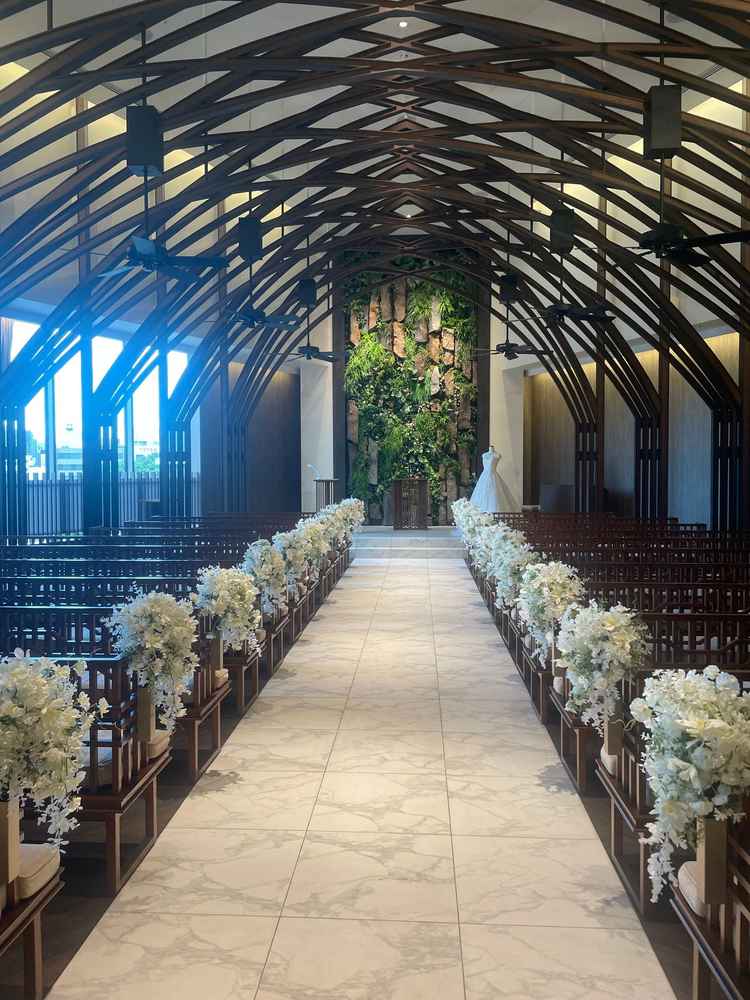 チャペルの写真。熊本らしく石畳と自然が使われていて、雰囲気のある感じだった。