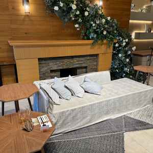 1番気に入った披露宴会場の新郎新婦席です。内装がアットホームな雰囲気で、ソファスタイルが合います。