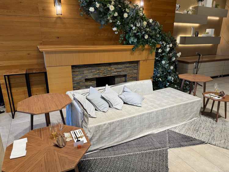 1番気に入った披露宴会場の新郎新婦席です。内装がアットホームな雰囲気で、ソファスタイルが合います。