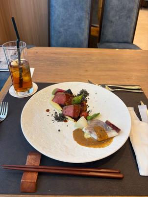料理の写真。お肉も柔らかく、お魚もふっくらとしていて味付けも美味しかった。