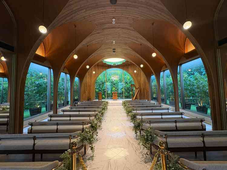 木の温もりを感じながらも、カジュアルになりすぎない、期待以上に洗練された雰囲気のチャペルでした。