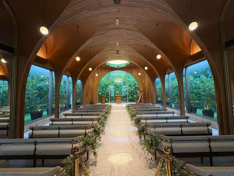 木の温もりを感じながらも、カジュアルになりすぎない、期待以上に洗練された雰囲気のチャペルでした。